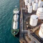 मिडिल ईस्ट टेंशन के बीच 200 डॉलर तक पहुंच सकता है कच्चा तेल, नई वॉर्निंग से वैश्विक बाजार में हड़कंप