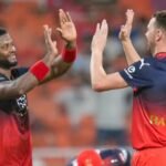 IPL 2026 के पहले मैच में RCB को लगा बड़ा झटका, ये दिग्गज गेंदबाज हुआ बाहर; कोच ने किया कंफर्म