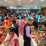 Gold Silver Price Today: सोने-चांदी की कीमतों में जोरदार गिरावट, सोना 6,700 और चांदी 12,700 रुपये हुई सस्ती; जानें आपके शहर का ताजा भाव