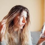 शैंपू के कुछ ही घंटों बाद बाल हो जाते हैं चिपचिपे? ऑयली स्कैल्प से छुटकारा पाने के लिए अपनाएं ये 5 आसान टिप्स