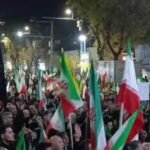 Iran War: अमेरिका से युद्ध के खिलाफ ईरान में सड़कों पर लोग, ट्रंप के खिलाफ लगाए नारे, महिलाओं ने भी उठाए हथियार