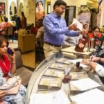 Gold Silver Price: शादी सीजन से पहले आज फिर गिरे सोने-चांदी के भाव, चांदी 2,700 रुपये फिसली; जानिए आपके शहर का ताजा रेट