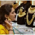Gold Silver Price: सोने-चांदी की कीमत आज घटी या बढ़ी? जानिए इन्हें खरीदने के लिए कितना करना होगा खर्च