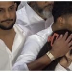 Asha Bhosle:मोहम्मद सिराज ने आशा भोसले के अंतिम दर्शन किए, भावुक जनाई को ढांढस बंधाते नजर आए; देखें वीडियो – Cricketer Mohammed Siraj Pay Final Respects To Legendary Singer Asha Bhosle Consoling Emotional Janai Bhosle