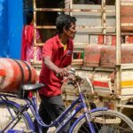 LPG Cylinder Price: कहीं 980 तो कहीं 939 रुपये में मिल रहा घरेलू LPG सिलेंडर, जानें आपके शहर में कितनी है कीमत?