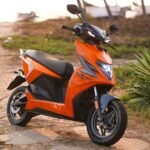 सिंपल अल्ट्रा ई-स्कूटर ₹2.35 लाख में लॉन्च:एक बार चार्ज करने पर400km चलेगा, यह देश में सबसे ज्यादा रेंज वाला स्कूटर