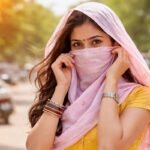 क्या आप भी धूप से बचने के लिए दुपट्टे से ढकती हैं चेहरा? जानिए इसके 5 साइड इफेक्ट्स
