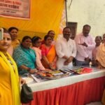 सियासत की अजब तस्वीर:अपने ही खिलाफ प्रदर्शन में पहुंचे सपा सांसद, भाजपा की कार्यकर्ताओं ने ली सेल्फी – Sp Mp Joins Bjp Mahila Morcha Protest Extends Support To Women’s Reservation