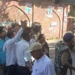 Lucknow News:अवैध चैंबरों पर चला बुलडोजर, वकीलों ने पुलिस-प्रशासन के खिलाफ की नारेबाजी; बहस भी हुई – Bulldozers Raze Illegal Chambers In Lucknow Lawyers Raise Slogans Against Police And Administration