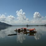 Srinagar:डल झील में गिरी तेज रफ्तार एसयूवी, दुर्घटना में एक युवक की मौके पर ही मौत; कार में सवार तीन घायल – Srinagar: A High-speed Suv Plunged Into Dal Lake, Killing A Young Man On The Spot.