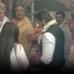 रणवीर सिंह ने किए चामुंडेश्वरी मंदिर के दर्शन, हाथ जोड़े जमीन पर बैठ भक्ति में दिखे लीन। Ranveer Singh visit Chamundeshwari Temple in Mysuru Kantara Row