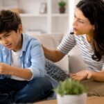 क्या आपका बच्चा भी हर समय मोबाइल के लिए करता है जिद? इन 5 स्मार्ट ट्रिक्स से छुड़ाएं उसकी स्मार्टफोन की लत