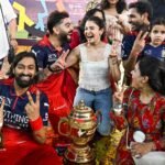 अनुष्का शर्मा ने विराट कोहली को किस करते हुए शेयर की फोटो, आईपीएल ट्रॉफी संग मनाई जीत की खुशी