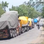 PoK में पाकिस्तान की नई साजिश, 56 मौतों के बाद भी नहीं टूटा आंदोलन, शहबाज-मुनीर ने अब बॉर्डर पर रोके राशन से भरे ट्रक