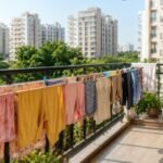 आखिर अक्सर बालकनी में ही लोग क्यों सूखाते हैं कपड़े? वजह जानकर कहेंगे- सही बात है