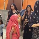 Yogi Adityanth:’काला रंग’ देख पुलिस के छूटे पसीने! जनसभा में महिला ने सरेराह बदलवाई बुजुर्ग की साड़ी – Yogi Adityanath Rally And The Colour Black
