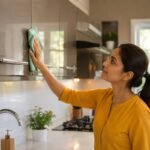 तेल और ग्रीस से काले पड़ गए हैं किचन कैबिनेट्स? ये 5 क्लीनिंग हैक्स मिनटों में लौटा देंगे खोई हुई चमक