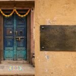 घर के बाहर नेमप्लेट लगाने जा रहे हैं? भूलकर भी न करें ये 5 बड़ी गलतियां