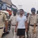 ‘पुष्पा’ की परेड:जिस इलाके में जहांगीर खान की बोलती थी तूती, अब पुलिस ने टीशर्ट और निक्कर में सड़कों पर घुमाय – West Bengal: Police Escorted Controversial Local Figure Jahangir Khan On Foot Through Sahararhat Area