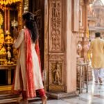 क्यों मंदिर से बाहर निकलते समय पीठ भगवान की तरफ नहीं की जाती है? जानिए इसके पीछे की मान्यता
