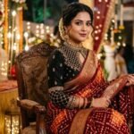 पुरानी बांधनी साड़ी भी लगेगी बिल्कुल नई, बस ट्राई करें ये ट्रेंडी ब्लाउज डिजाइन