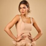बर्थडे: 84 करोड़ का घर, एक से बढ़कर एक लग्जरी गाड़ियां, जानें कितनी अमीर हैं कृति सेनन?