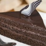 घर पर ऐसे बनाएं बिना अंडे के Chocolate Truffle Cake, हर बाइट में मिलेगा रिच चॉकलेटी स्वाद
