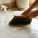 फर्श पर चिपके बाल ऐसे करें साफ