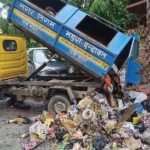 सफाईकर्मी से उलझना पड़ा भारी:फौजी के घर के बाहर पटका इतना कूड़ा, दुर्गंध से हुआ बुरा हाल; Video आया सामने – Dispute Over Garbage Collection Turns Into Protest In Mathura
