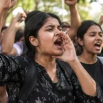प्रोटेस्ट में बुलंद आवाज चाहिए? नारे लगाते समय गले का ऐसे रखें ध्यान