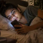 रात में फोन चलाने की आदत नहीं छूट रही? नींद सुधारने के लिए आजमाएं ये 2 आसान तरीके