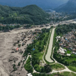नेपाल त्रासदी:हाथों में अपनों की तस्वीर, आंखों में उम्मीद; प्रत्यक्षदर्शियों ने सुनाई तबाही की दर्दनाक कहानी – Nepal Floods: Survivors Recall Devastation Eyewitnesses Families Search For Missing Loved Ones