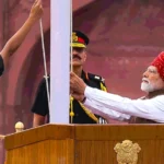 सोनिया या रितिका:pm मोदी के साथ लाल किले पर दिखीं महिला अफसर कौन? पहचान को लेकर क्यों हुआ कन्फ्यूजन, जानिए सच – Who Is Female Officer Seen With Pm Modi At Red Fort Why There Confusion Regarding Her Identity Find Out Truth