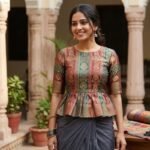नया ब्लाउज खरीदने की जरूरत नहीं, पुरानी साड़ी के कपड़े से बनवाएं ये डिजाइन