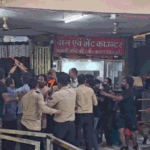 महाकाल मंदिर में बवाल:नंदी हॉल में कांवड़ियों ने किया जमकर हंगामा, बैरिकेड तोड़ गर्भगृह में घुसने की कोशिश – Uproar At Mahakal Temple Kanwariyas Created A Massive Ruckus In The Nandi Hall And Attempted To Storm