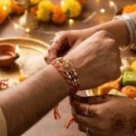 कलाई पर बंधी राखी आखिर कब उतारनी चाहिए? जानिए सही समय और इससे जुड़ी मान्यता