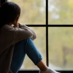 क्यों अकेले रह जाते हैं कुछ लोग? ये आदतें बना देती हैं अपनों से दूरी