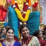 शिल्पा शेट्टी ने किए लालबागचा राजा के दर्शन, 100 साल पुराने झुमकों पर टिकी नजरें