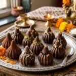 बप्पा के लिए इस बार बनाएं कुछ खास, घर पर ऐसे तैयार करें चॉकलेट मोदक