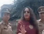 यूपी:आगरा में रक्षा मंत्री के लिए ट्रैफिक रोकने पर भड़की महिला, काफिले के सामने आने का प्रयास; वीडियो वायरल – Woman Creates Ruckus After Traffic Is Halted For Defence Minister Rajnath Singh In Agra